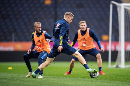 Daniel Sundgren and Viktor Gyökeres of the Swedish