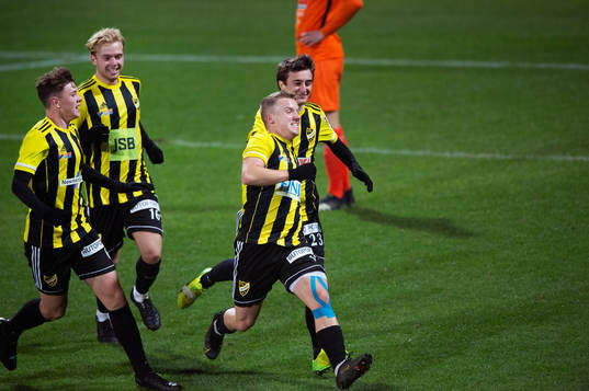 IFK Hässleholms Amel Crnalic gör 0-2 och grattas i