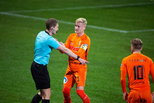 Kristianstads Linus Svensson missnöjd med domaren i