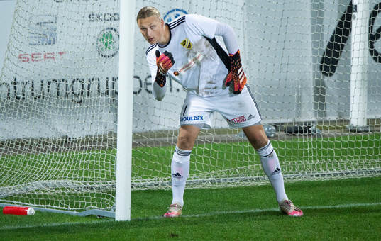 IFK Hässleholms Carl Lundahl Persson dirigerar muren i