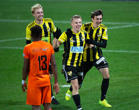 IFK Hässleholms Amel Crnalic gör 0-2 och grattas av
