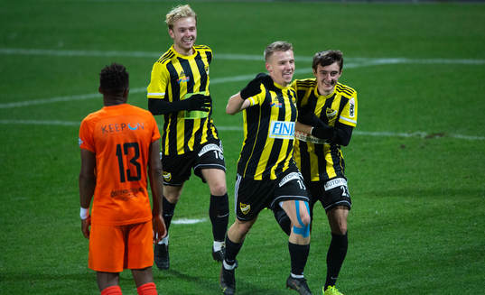 IFK Hässleholms Amel Crnalic gör 0-2 och grattas av