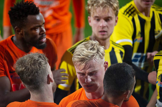 Kristianstads Linus Svensson lugnar lagkamrater i matchen i