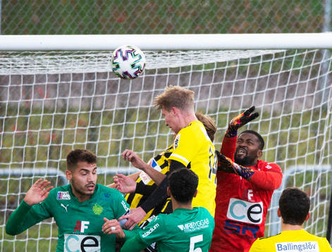 IFK Hässleholms Hugo Arvidsson nickar in 1-0 i matchen i