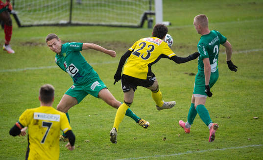 IFK Hässleholms Armin Culum skruvar mot bortre stolpen i