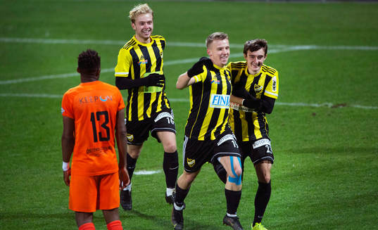 IFK Hässleholms Amel Crnalic gör 0-2 och grattas av