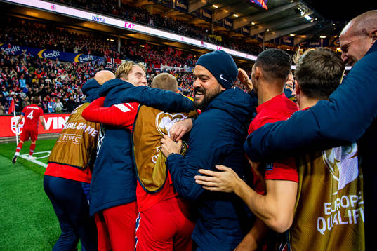 Kristian Thorstvedt, Bernardo Cueva, staff and players of