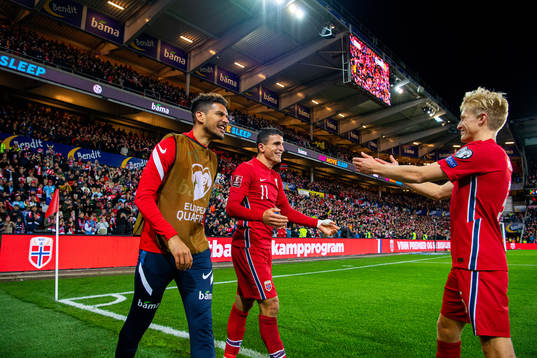 Mohamed Elyounoussi of Norway celebrates with teammates Ohi