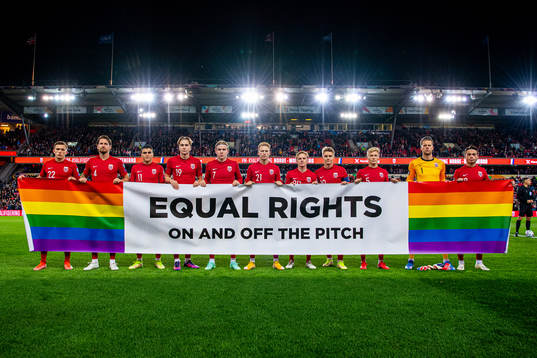 Norway's starting eleven pose for a team photo with a sign