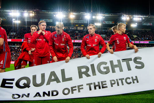 Andreas Hanche-Olsen and Mats Møller Dæhli with a sign