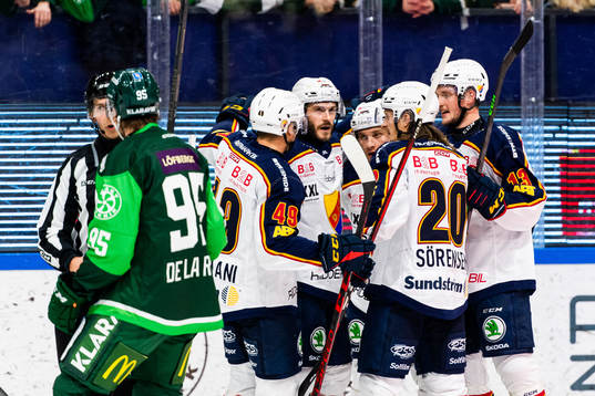 Djurgårdens Paul Carey jublar med lagkamrater