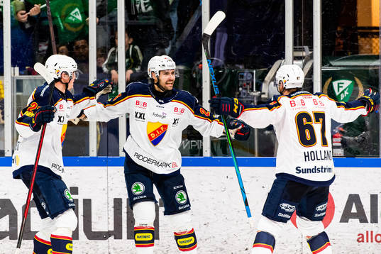 Djurgårdens Ludvig Rensfeldt jublar med lagkamrater