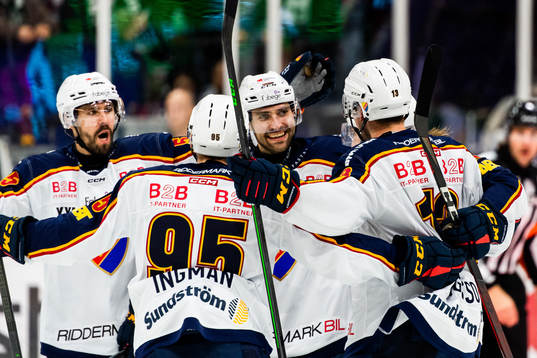 Djurgårdens Rasmus Bengtsson jublar med lagkamrater