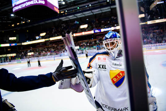 Djurgårdens målvakt Mantas Armalis byter ut sin
