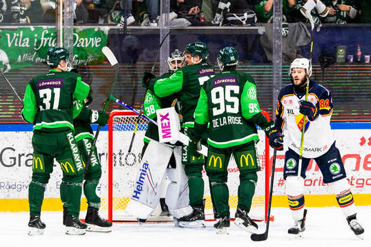Färjestads Carl Jakobsson, målvakt Dominik Furch och