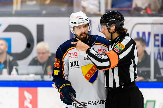 Djurgårdens Linus Videll i samtal med domare Mikael