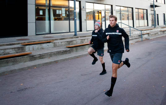 Örebros Elias Ekström och Oliver Eklind värmer upp