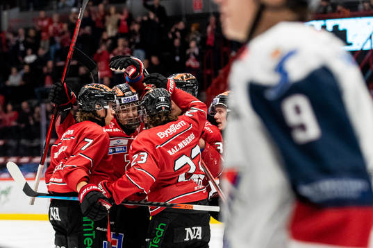 Örebros Petr Zámorský jublar med Leo Carlsson