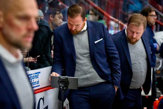 Linköpings tränare Klas Östman tittar på en platta