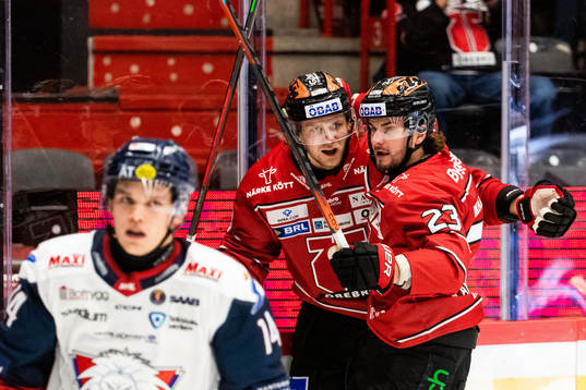 Örebros Rodrigo Abols jublar med Petr Zámorský