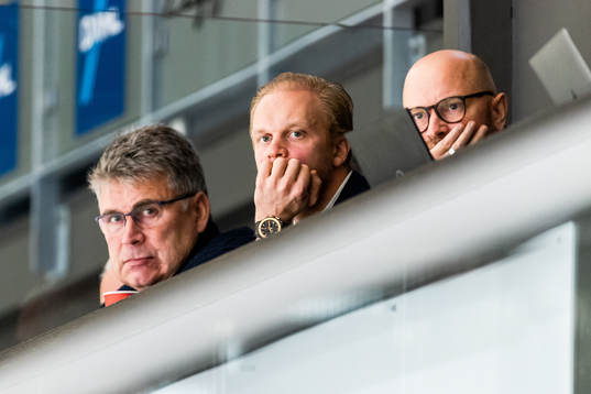 Örebros Juuso Puustinen på läktaren