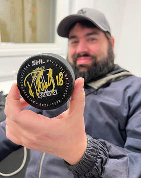 Fotografen Martin Avedal fick en signerad puck av Örebros