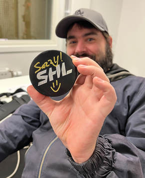 Fotografen Martin Avedal fick en signerad puck av Örebros