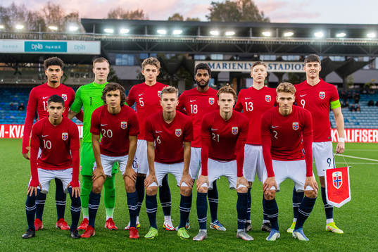 The starting eleven of Norway pose for a picture