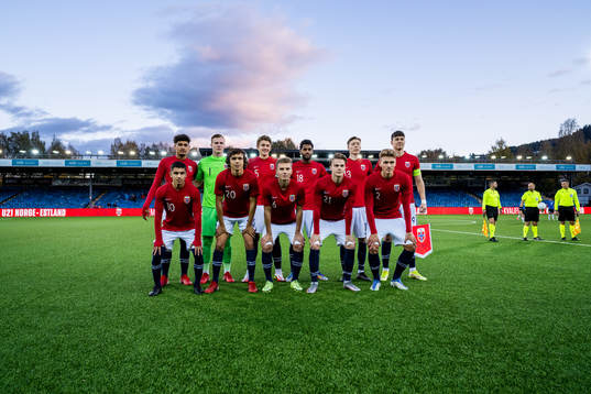 The starting eleven of Norway pose for a picture
