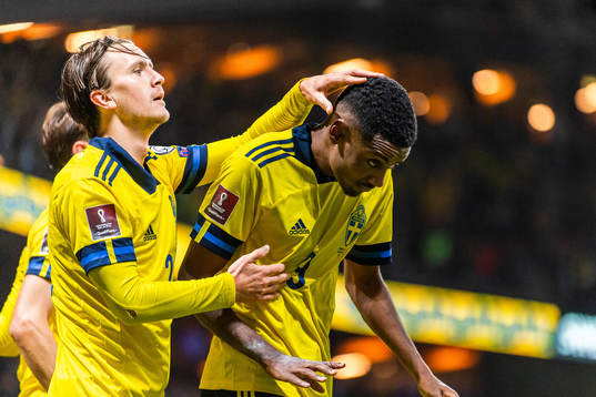 Kristoffer Olsson celebrate with goalscorer Alexander Isak