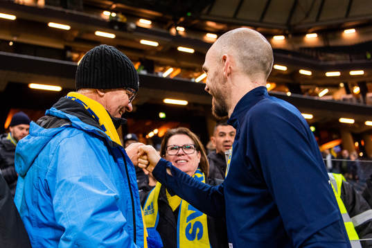 Marcus Danielson of Sweden talks to his family