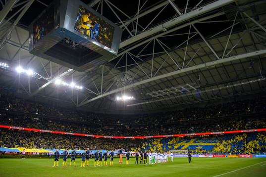 Players from Sweden and Greece are lined up