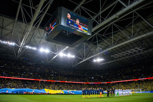 Players of Sweden and Greece are lined up