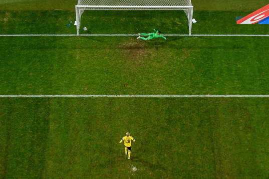 Emil Forsberg of Sweden scores 1-0