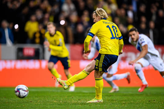 Emil Forsberg of Sweden scores 1-0