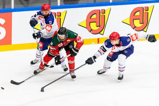 Otto Paajanen and Juha Jääskä of Helsinki compete for