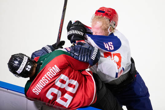 Johan Sundström of Frölunda and Micke Åsten of Helsinki