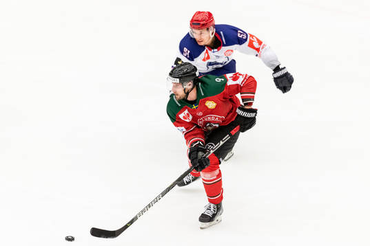 Jan Mursak of Frölunda and Juha Jääskä of Helsinki