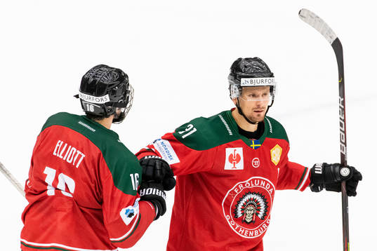Stefan Elliot celebrates with Nicklas Lasu of Frölunda who