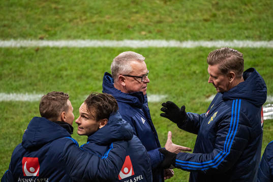 Albin Ekdal, head coach Janne Andersson and assistant coach