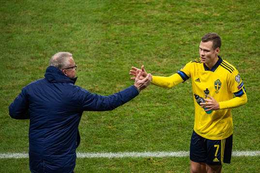 Head coach Janne Andersson and Viktor Claesson of Sweden