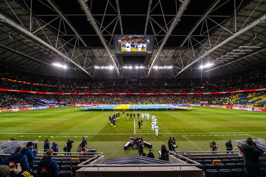 The players enters the pitch
