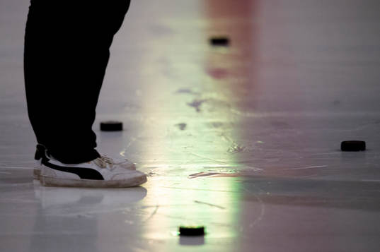 Puckkastning i periodpausen av ishockeymatchen i