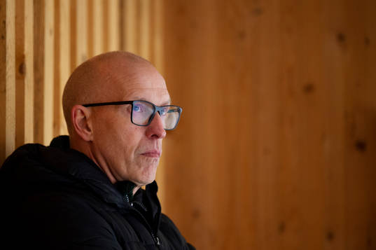 Timrås tränare Fredrik Andersson på läktaren