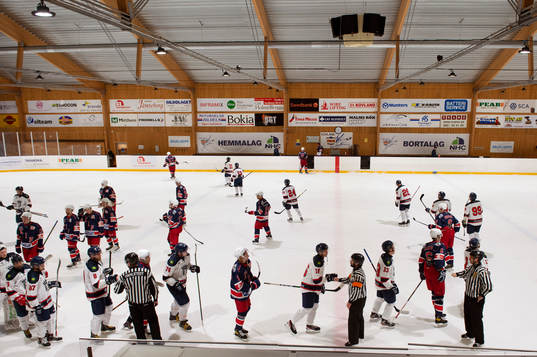 Spelarna tackar för matchen