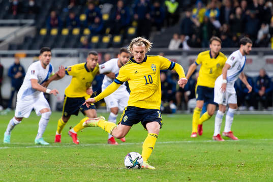 Emil Forsberg of Sweden scores 1-0