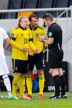 Emil Forsberg and Albin Ekdal of Sweden talks to  referee