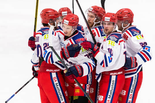 Tyringe Emil Ekholm jublar med lagkamrater
