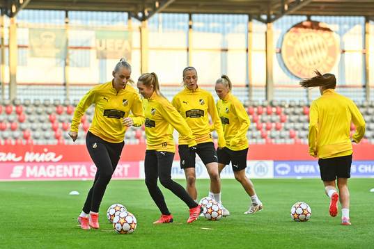 Bläddra bland fler bilder av Football, Women's, Champions League, Häcken, training