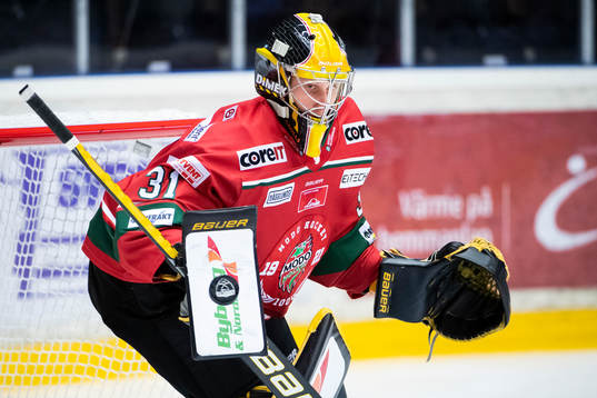 Modos målvakt Henrik Tikkanen värmer upp